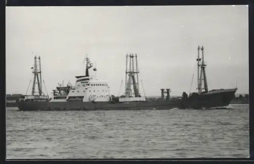Fotografie Sowjetisches Frachtschiff Kedaynyay tief beladen bei Einfahrt in den Hafen