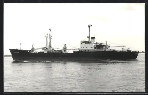 Fotografie Sowjetisches Frachtschiff Dmitriy Ulyanov querab von Backbord