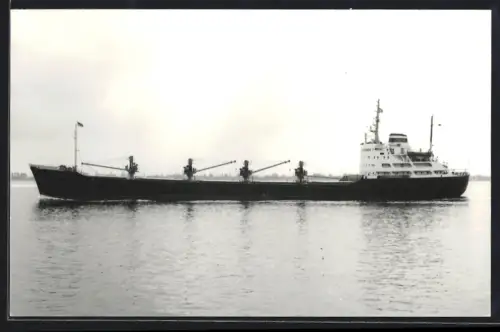 Fotografie Sowjetisches Frachtschiff Donskoy mit Hammer & Sichel-Emblem am Schornstein