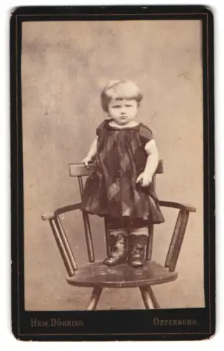 Fotografie Hrm. Döhring, Osterburg i. Altmark, Kleines Kind auf Stuhl