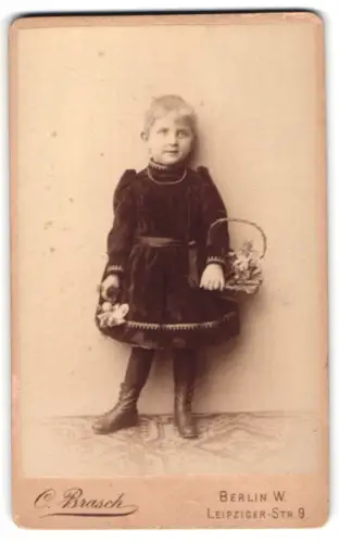 Fotografie C. Brasch, Berlin, Leipziger-Str. 9, Mädchen mit Blumenkorb