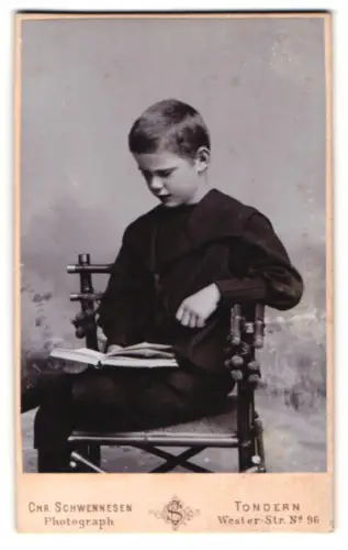 Fotografie Chr. Schwennesen, Tondern, Wester-Str. Nr. 96, Junge beim Lesen