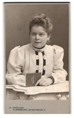 Fotografie M. Frölich, Flensburg, Norderhofenden 9, Frau mit Buch