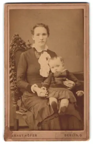 Fotografie Ernst Höfer, Berlin, Blumenstrasse 45, Mutter mit Kind auf edlem Stuhl
