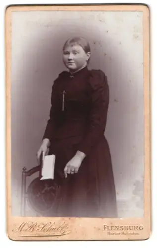 Fotografie M.B. Schultz, Flensburg, Norder Hofenden, Frau mit Buch