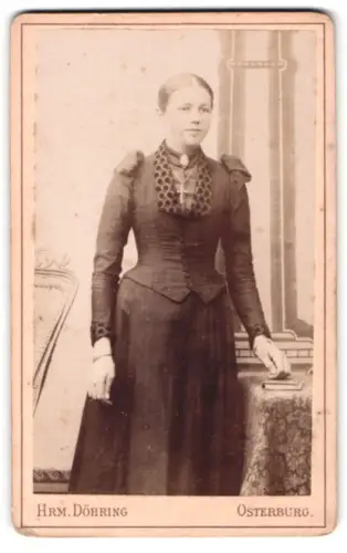 Fotografie Hrm. Döhring, Osterburg, elegante Dame im Atelier