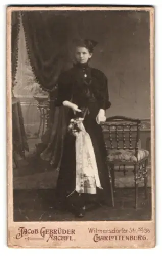 Fotografie Jacob Gebrüder Nachfl., Charlottenburg, Wilmersdorfer-Str. 55/56, Dame mit Hut und Blumenstrauss