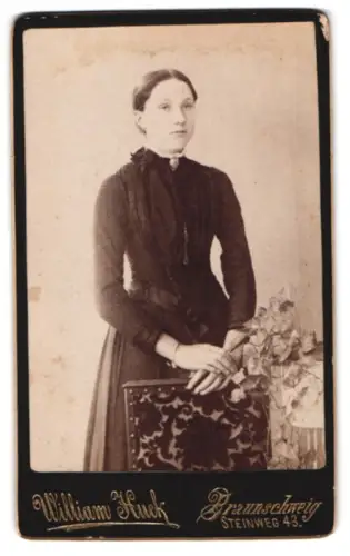 Fotografie William Huck, Braunschweig, Steinweg 43, Porträt einer Frau in elegantem Kleid