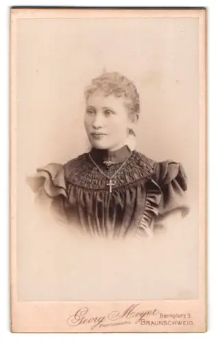 Fotografie Georg Meyer, Braunschweig, Bankplatz 3, Porträt einer jungen Frau mit Kreuzanhänger