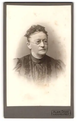 Fotografie Albr. Dose, Hadersleben, Würdevolle Dame mit Brille