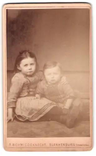 Fotografie A. Schmiedeknecht, Blankenburg, Obere Strasse 181, Zwei Kinder in harmonischer Umarmung