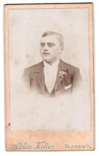 Fotografie Atelier Helios, Plauen i. V., Annenstrasse 28, Porträt eines Herren mit Brille