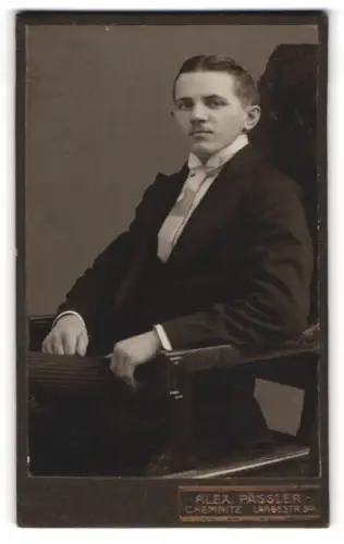 Fotografie Alex. Pässler, Chemnitz, Langestr. 9, Eleganter Herr im Anzug