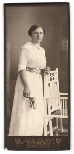 Fotografie Albin Zeidler, Kirchberg i. S., Neumarkt 238, Dame im weissen Kleid mit Blumenstrauss