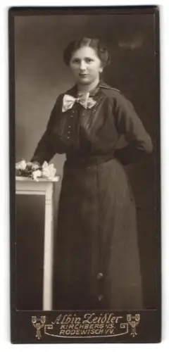 Fotografie Albin Zeidler, Kirchberg i. S., Neumarkt 238, Frau im Kleid mit Rosenblüten