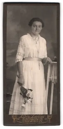 Fotografie Albin Zeidler, Kirchberg i. S., Neumarkt 238, Porträt einer Dame mit Rosenstrauss