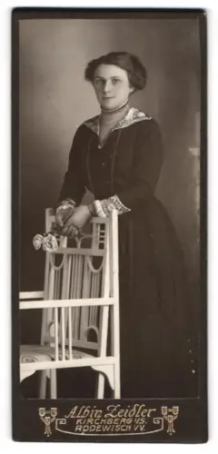 Fotografie Albin Zeidler, Kirchberg i. S., Neumarkt 238, Frau mit Rosenblüten