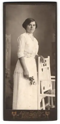 Fotografie Albin Zeidler, Rodewisch i. V., Auerbacherstr. 17, Frau in eleganter Pose