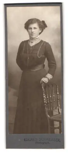 Fotografie Eduard Schmeisser, Ort unbekannt, Frau im Kleid