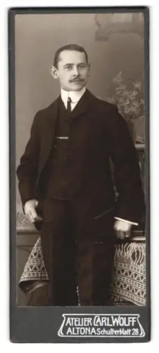 Fotografie Carl Wolff, Altona, Schulterblatt 28, Portrait Herr mit Anzug