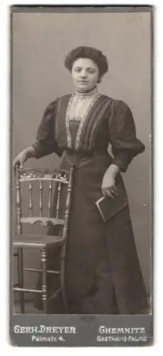 Fotografie Gerh. Dreyer, Chemnitz, Palmstr. 4, Frau im Kleid mit Buch