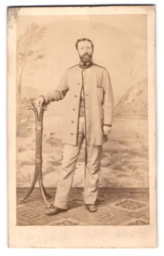 Fotografie L. Kauffmann & Co., Bad-Creuznach, Hinter dem Curhause, Herr im Anzug mit dekorativem Hintergrund