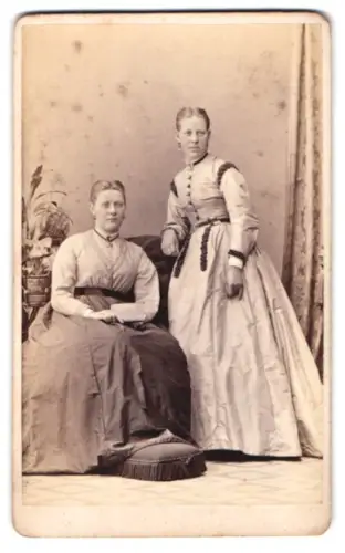 Fotografie Jürgens, Altona, gr. Mühlenstrasse 40, Zwei Damen im Atelier