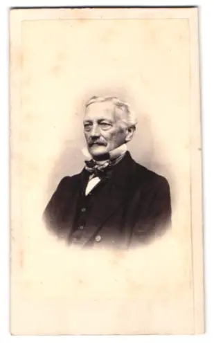 Fotografie unbekannter Fotograf und Ort, älterer Herr im Anzug