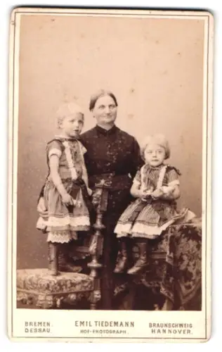 Fotografie Emil Tiedemann, Bremen, Richtweg 12, Frau mit zwei Kindern