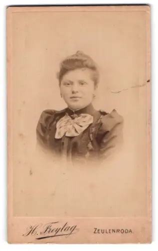 Fotografie H. Freytag, Zeulenroda, Junge Frau mit Schleife