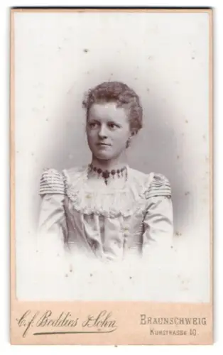 Fotografie C. F. Beddies & Sohn, Braunschweig, Kuhstrasse 10, Porträt einer jungen Frau