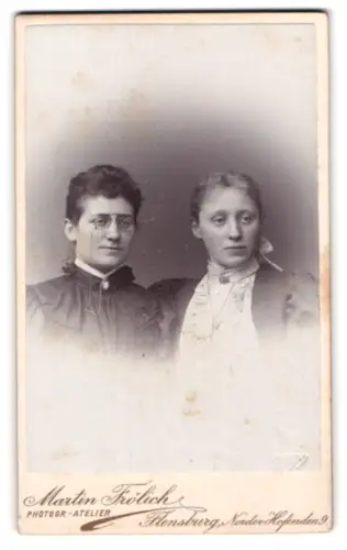 Fotografie Martin Frölich, Flensburg, Norder-Hofenden 9, Zwei Damen in feiner Kleidung