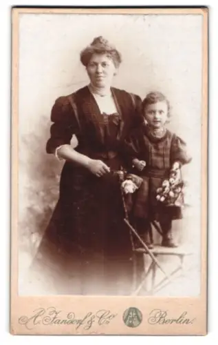 Fotografie A. Jandorf & Co., Berlin, N. Brunnen-Str. 19-21, Mutter mit Kind