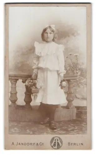 Fotografie A. Jandorf & Co., Berlin, Spittelmarkt 16/17, Mädchen mit Blumenkorb