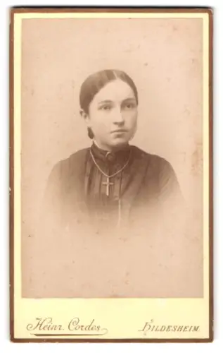 Fotografie Heinr. Cordes, Hildesheim, Neue Strasse 19, Porträt einer jungen Frau