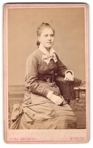Fotografie Carl Seegert, Berlin, Grosse Frankfurter Strasse 112/113, Portrait einer Dame
