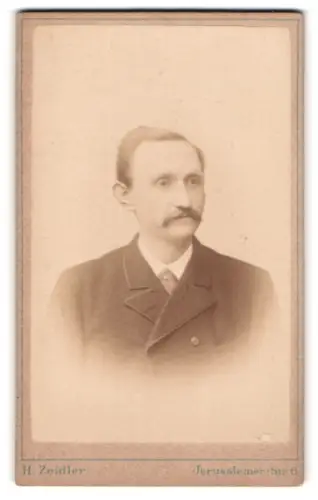 Fotografie H. Zeidler, Berlin, Jerusalemer-Str. 6, Porträt eines eleganten Mannes