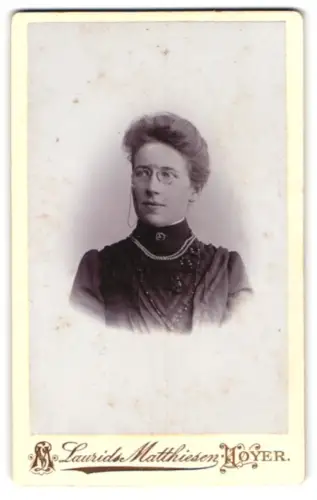 Fotografie Laurids Matthiessen, Hoyer, Portrait einer Dame mit Klemm-Brille