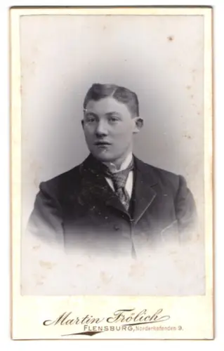 Fotografie Martin Frölich, Flensburg, Nordenhofenden 9, Junger Mann im Anzug