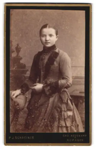 Fotografie P.J. Schreiner, Bad Neuenahr, Junge Dame mit elegantem Kleid