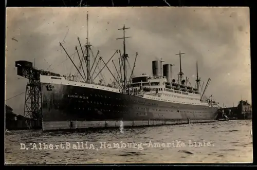 Foto-AK Passagierschiff Albert Ballin der Hamburg-Amerika Linie im Hamburger Hafen