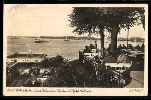 AK Kiel, Kriegshafen vom Garten des Hotel Bellevue aus, Terrasse mit Gästen