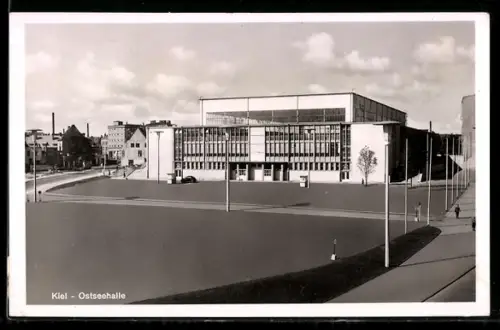 AK Kiel, Ostseehalle mit Vorplatz, Panorama