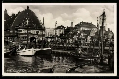 AK Kiel, An der Fischhalle, Hafen, Fischerboote, Turm im Hintergrund