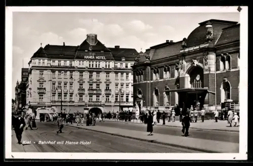 AK Kiel, Bahnhof mit Hansa-Hotel, Strassenpartie mit Passanten