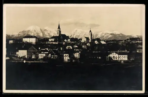 AK Kranj, Stadtpanorama mit Kirchen und schneebedeckten Bergen