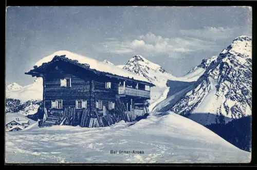 AK Inner-Arosa, Almhütte im Schnee vor Bergkulisse