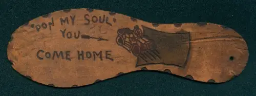 Leder-AK In Form einer Schuhsohle mit einem Autofahrer