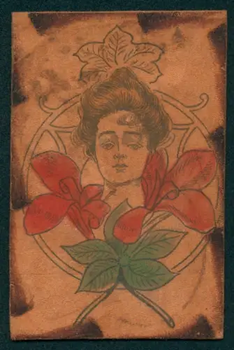 Leder-AK Portrait einer hübschen und von Blumen umgebenen Frau
