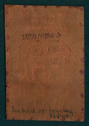 Leder-AK Winnipeg, Figur mit breiten Schultern